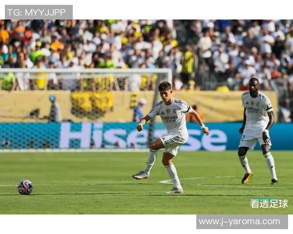 足球巨星赛场遭猛烈撞击倒地瞬间引发全场观众惊呼 足球巨星赛场遭猛烈撞击倒地瞬间引发全场观众惊呼