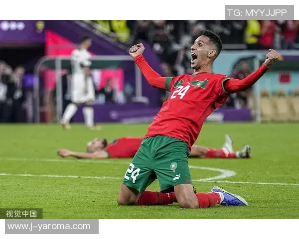 足球球星成功打入关键进球回到更衣室激动庆祝队友热烈欢迎 足球球星成功打入关键进球回到更衣室激动庆祝队友热烈欢迎