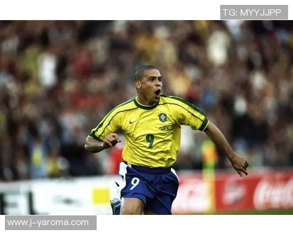 足球巨星们的巅峰对决与辉煌时刻盘点:谁才是真正的球场传奇 足球巨星们的巅峰对决与辉煌时刻盘点:谁才是真正的球场传奇